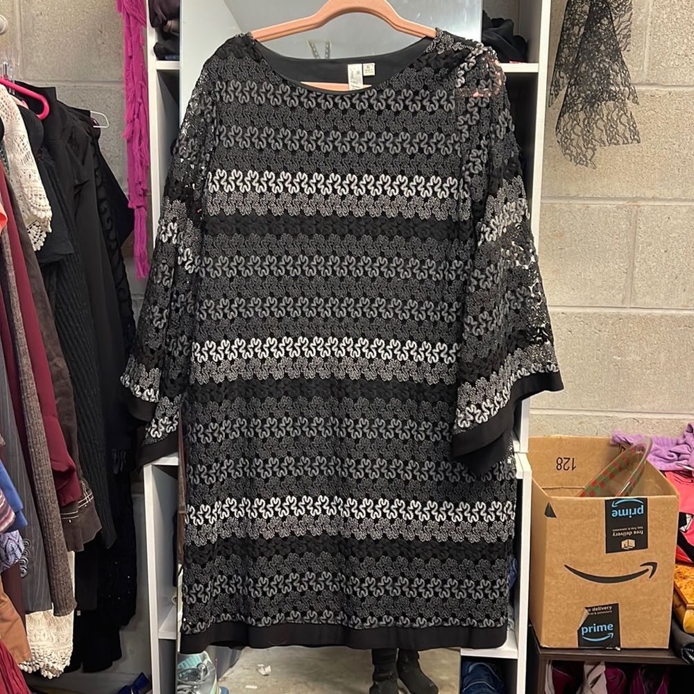 BELL SLEEVE DRESS BLACK SIZE XL EMMA & MICHELE